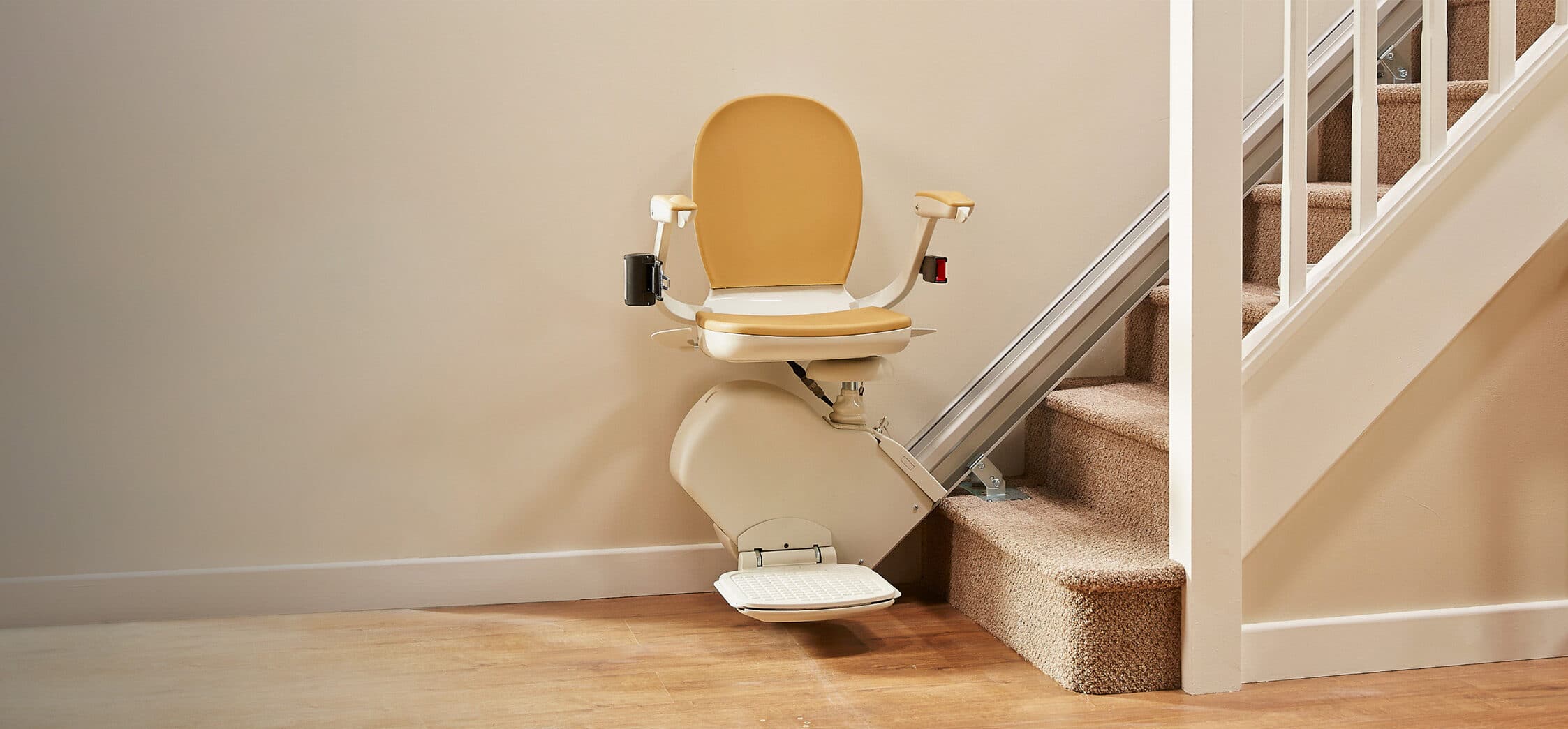 Der Treppenlift Acorn Superglide 130 kann sowohl innen als auch aussen eingesetzt werden