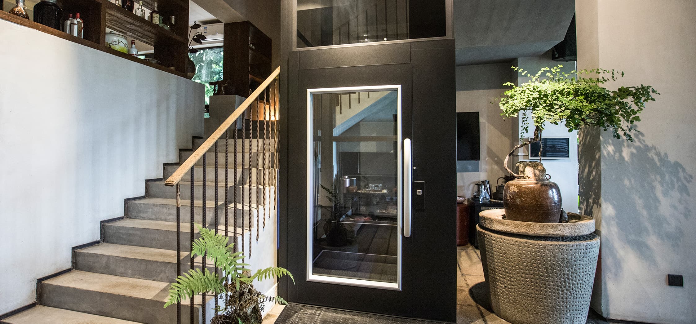 Der Homelift Cibes A5000 ist unser Standardlift und der meistverkaufte Senkrecht-Plattformlift der Schweiz